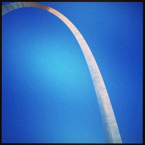 St. Louis Gateway Arch on a calm summer evening. By Blueberoo1987 (Own work) [CC-BY-SA-3.0 (http://creativecommons.org/licenses/by-sa/3.0)], via Wikimedia Commons