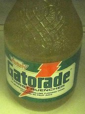 Original Gatorade: Looks like urine; tastes like sweat. For some reason, that add campaign never took off. By Jeff Taylor (Flickr: GatoradeOriginalGlassBottle) [CC BY-SA 2.0 (http://creativecommons.org/licenses/by-sa/2.0)], via Wikimedia Commons